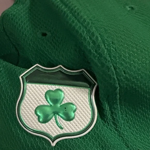 Boston Red Sox 2018 St. Patrick's Day "ProLight" Hat made by New Era - Picture 4 of 7